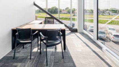 un bureau avec chaise et cloison