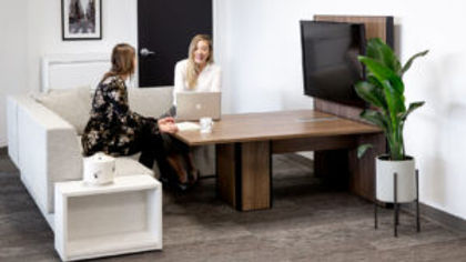 deux femmes au bureau