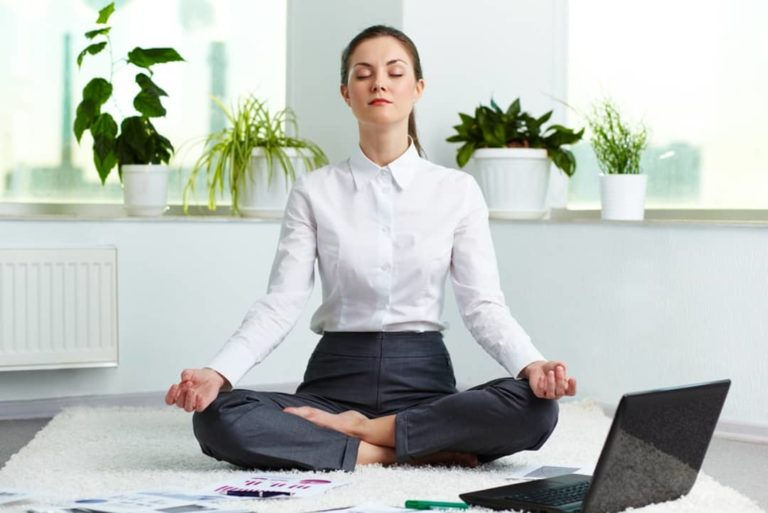 une femme en position de yoga