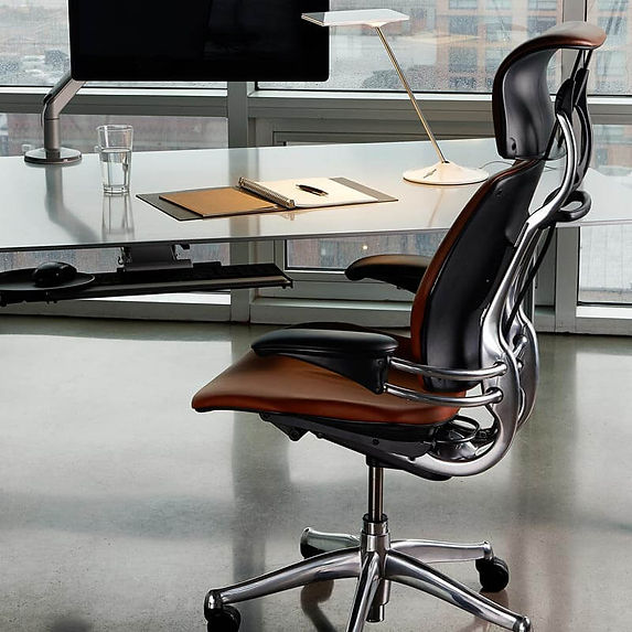 Bureau moderne et chaise ajustable confortable pour espace de travail ergonomique