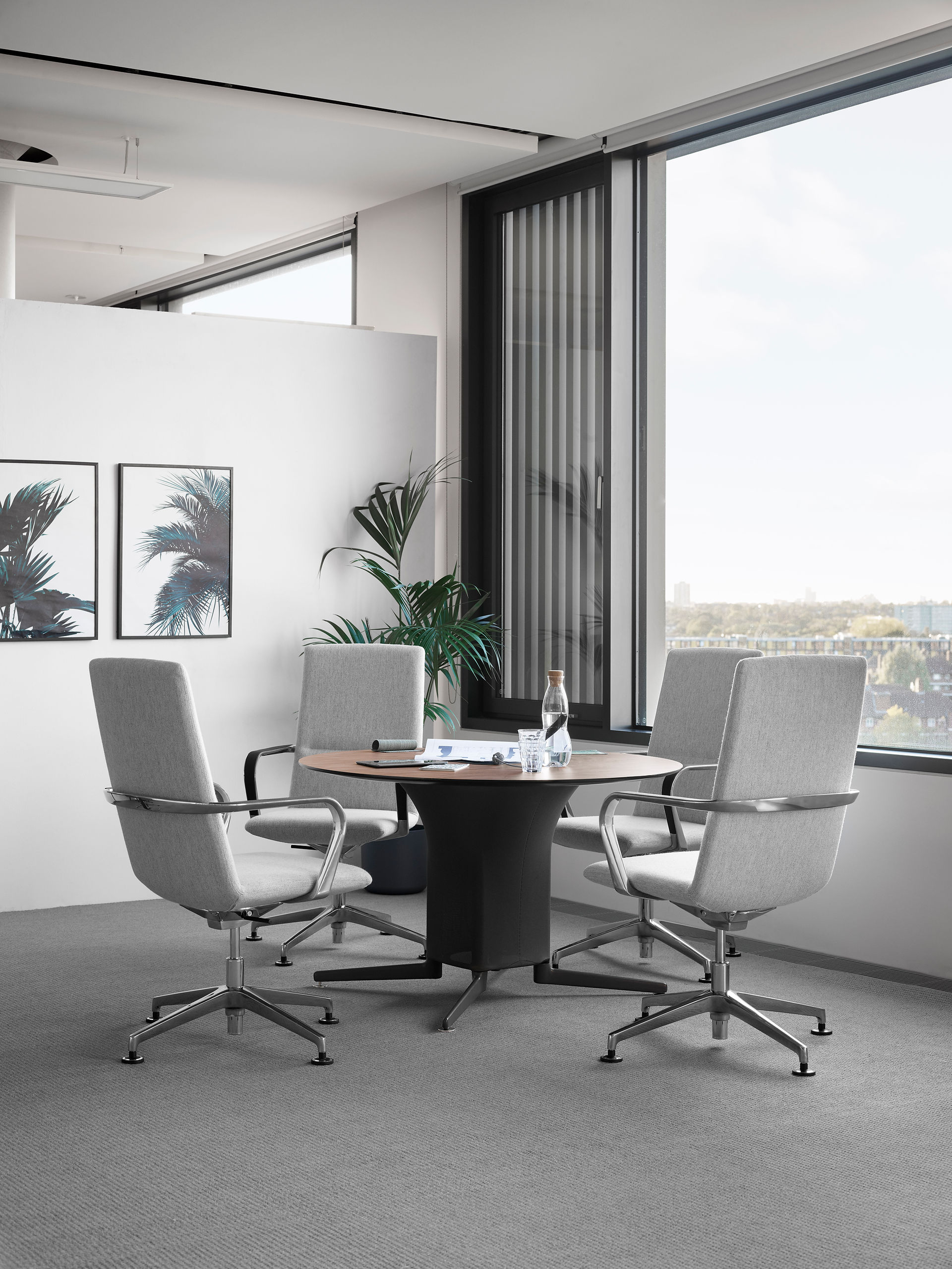 Petite salle de réunion ronde avec chaises grises, mobilier de bureau Concept Bureau